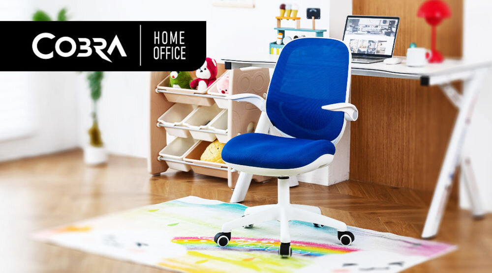 Fotel COBRA King Junior HF106DBL Ciemno-niebieski prezentacja fotela tyłem do biurka w pokoju dziecięcym na kolorowym dywanie napis z marką