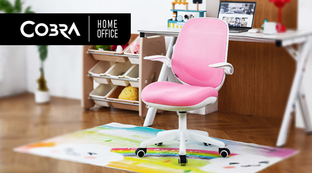 Fotel COBRA King Junior HF107PK Różowy prezentacja fotela tyłem do biurka w pokoju dziecięcym na kolorowym dywanie napis z marką