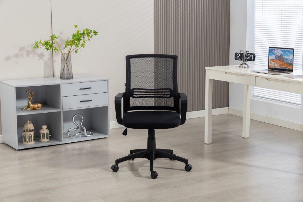 Fotel COBRA Office One HF300BK Czarny prezentacja fotela od przodu przed biurkiem w jasnym pokoju