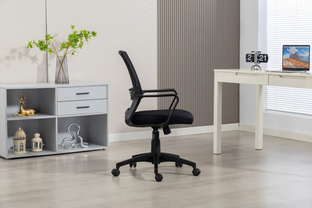 Fotel COBRA Office One HF300BK Czarny prezentacja fotela od boku przed biurkiem w jasnym pokoju dorośli wzrost waga regulacja wysokości estetyka wykonania