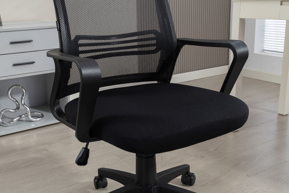 Fotel COBRA Office One HF300BK Czarny zbliżenie na siedzisko i podłokietniki fotela w tle jasny pokój stała konstrukcja podłokietników stabilne podparcie możliwość odchylenia siedzisko wypełnione pianką formowaną komfort