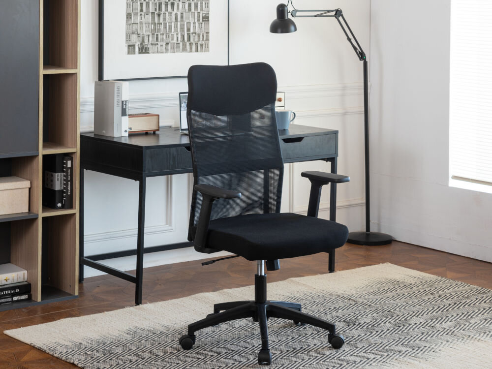 Fotel COBRA Office One HF302BK Czarny prezentacja fotela od przodu przed biurkiem w jasnym pokoju