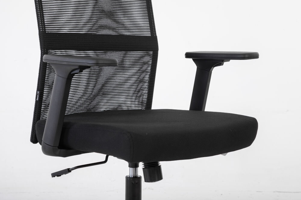 Fotel COBRA Office One HF302BK Czarny zbliżenie na siedzisko stelaż i kawałek podnośnika na jasnym tle solidna podstawa średnica materiał stabilność
