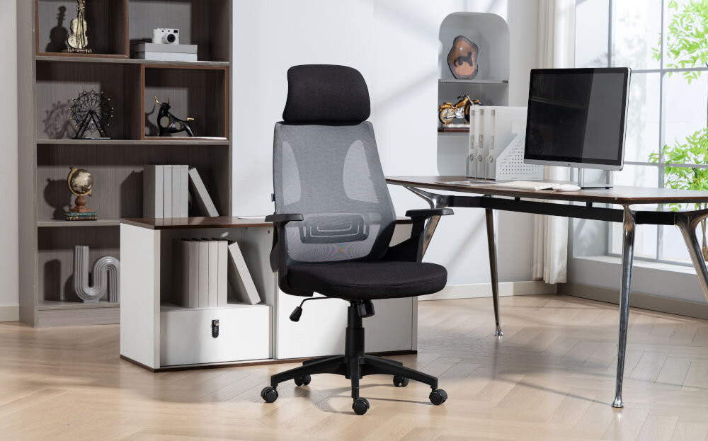 Fotel COBRA Office One HF304BK Czarny prezentacja fotela od przodu przed biurkiem w jasnym pokoju