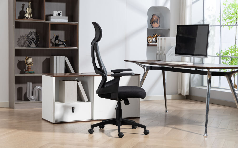 Fotel COBRA Office One HF304BK Czarny prezentacja fotela od boku przed biurkiem w jasnym pokoju dorośli wzrost waga regulacja wysokości estetyka wykonania