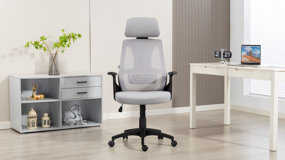 Fotel COBRA Office One HF305GY Szary prezentacja fotela od przodu przed biurkiem w jasnym pokoju