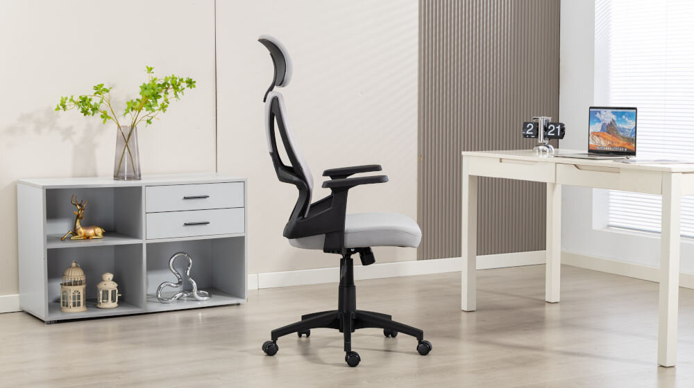 Fotel COBRA Office One HF305GY Szary prezentacja fotela od boku przed biurkiem w jasnym pokoju dorośli wzrost waga regulacja wysokości estetyka wykonania