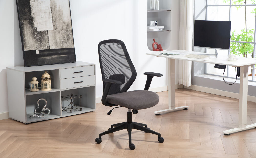 Fotel COBRA Office One HF306BK Czarny prezentacja fotela od przodu przed biurkiem w jasnym pokoju