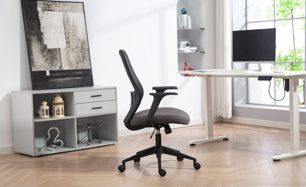 Fotel COBRA Office One HF306BK Czarny prezentacja fotela od boku przed biurkiem w jasnym pokoju dorośli wzrost waga regulacja wysokości estetyka wykonania