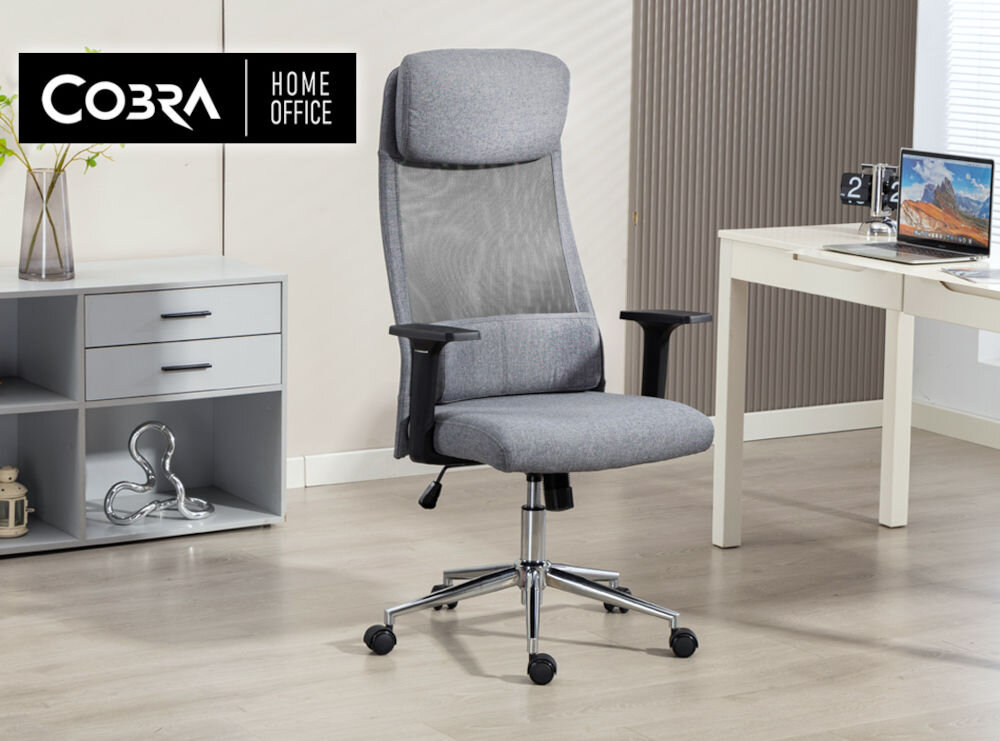 Fotel COBRA Office Plus HF501GY Szary prezentacja fotela od przodu przed biurkiem w jasnym pokoju