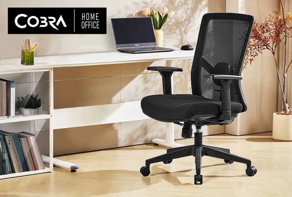 Fotel COBRA Office Plus HF502BK Czarny prezentacja fotela przed biurkiem w pokoju