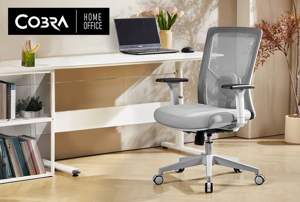 Fotel COBRA Office Plus HF503GY Szary prezentacja fotela przed biurkiem w pokoju