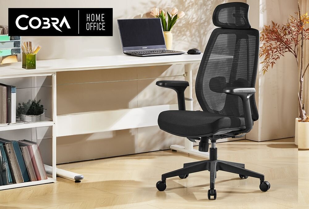 Fotel COBRA Office Plus HF504BK Czarny prezentacja fotela przed biurkiem w pokoju