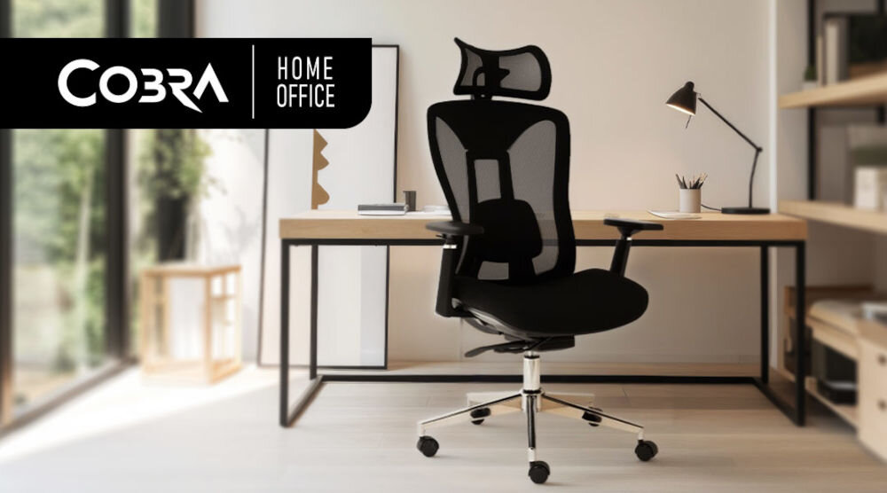 Fotel COBRA Office Expert HF702BK Czarny prezentacja fotela tyłem do biurka w jasnym pokoju napis z marką