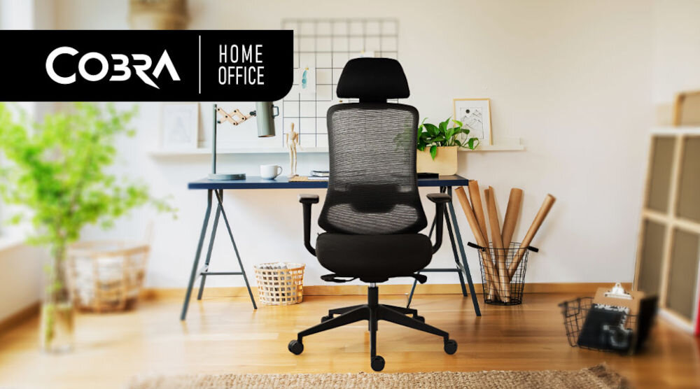 Fotel COBRA Office Expert HF704BK Czarny prezentacja fotela tyłem do biurka w jasnym pokoju napis z marką