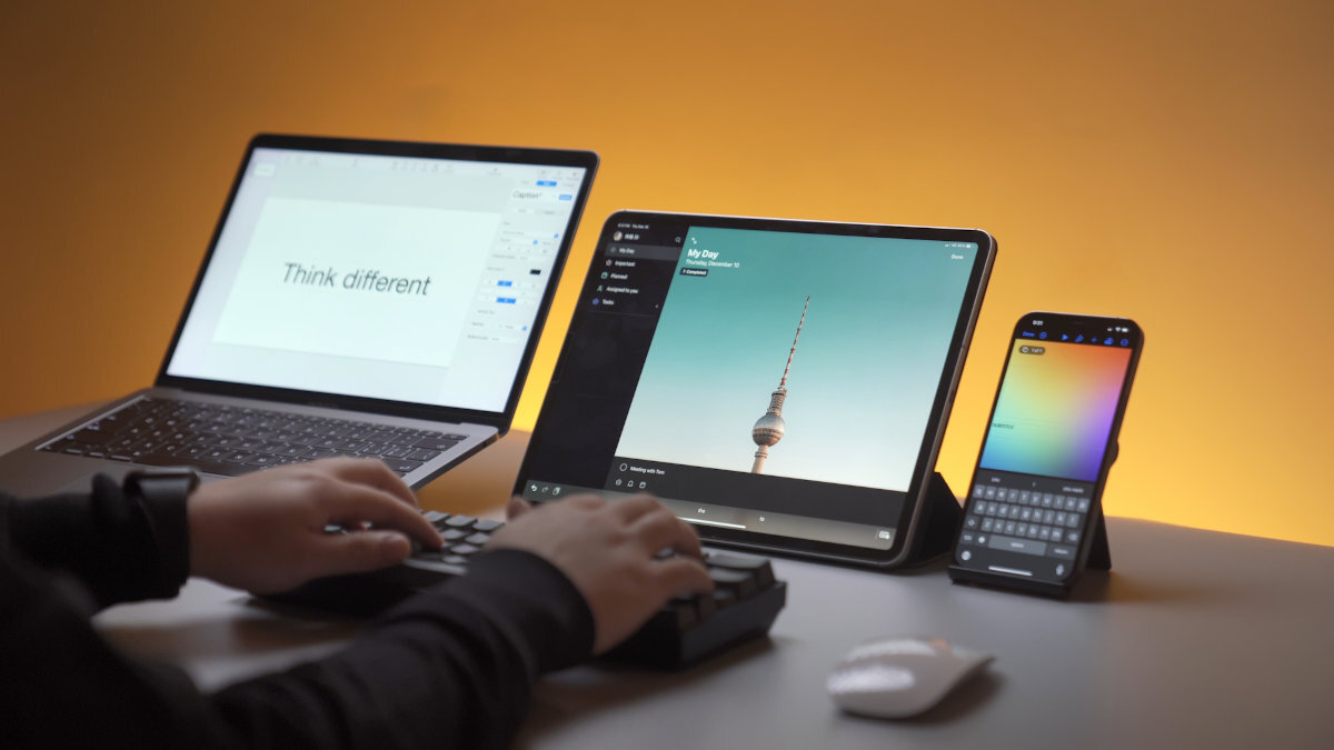 KEYCHRON K12 QMK/VIA oraz webowy Launcher od makr i czułości klawiszy, po efekty podświetlenia. bez potrzeby instalowania dodatkowego oprogramowania - klawiatura na ciemnym biurku