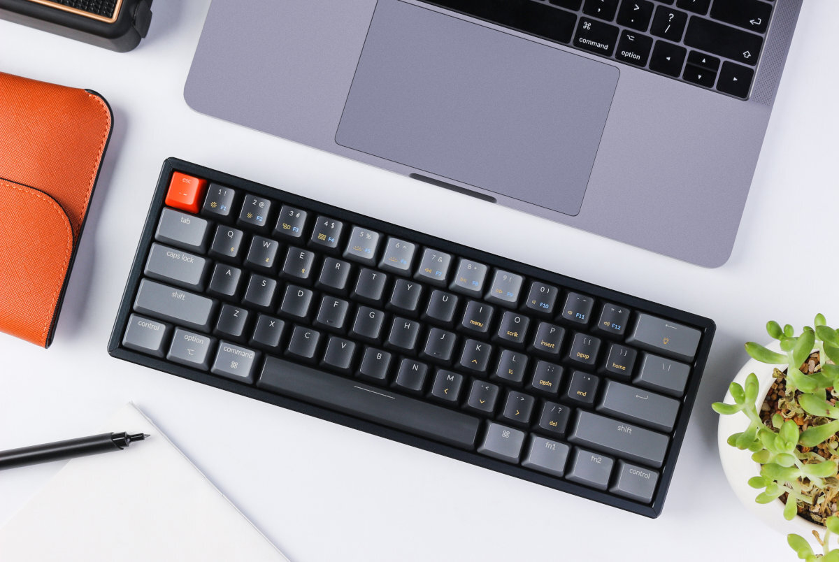 Keychron K12 Keychron K12 układzie 60% macOS Windows szybkie przełączanie między trzema urządzeniami Bluetooth 5.1 trybie przewodowym przez USB-C. Gateron G Pro Brown hot-swap aluminiowej konstrukcji - klawiatura obok laptopa