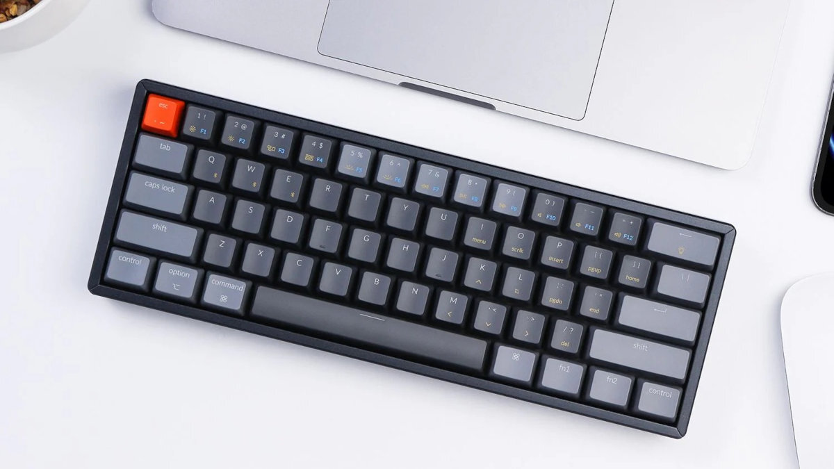 KEYCHRON K12 60% z 61 klawiszami brak oddzielnego numpada kompaktowej konstrukcji - klawiatura na białym blacie