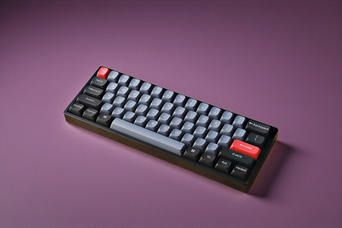 KEYCHRON K12 Pro Keychron K12 Pro formacie 60% aluminiowa obudowa otwarte oprogramowanie QMK/VIA dwa sposoby połączenia podświetlenie RGB, funkcję hot-swap, pianki wygłuszające, stabilizatory PCB i trwałe keycapy PBT - klawiatura na fioletowym tle