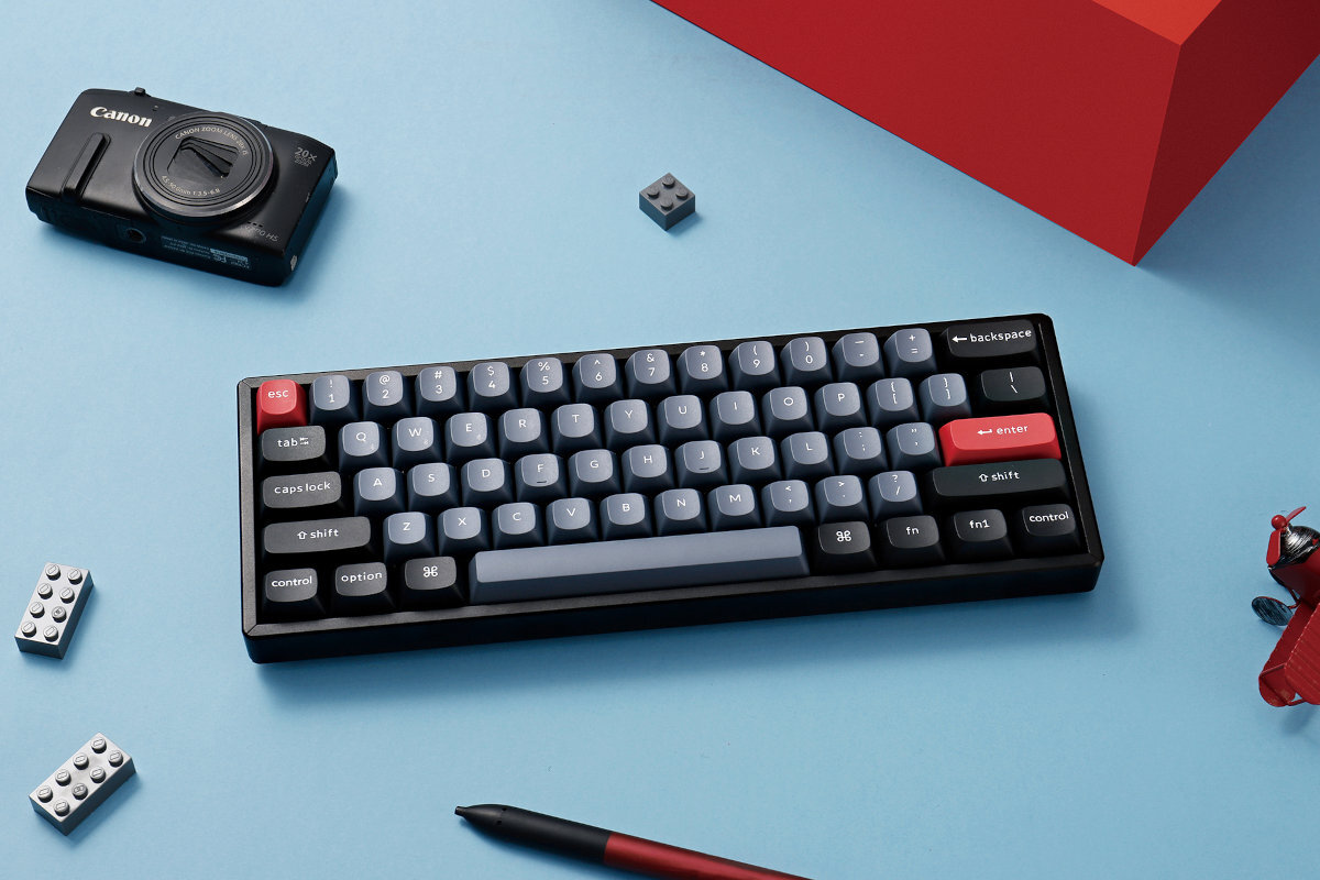 KEYCHRON K12 Pro K12 Pro rozbudowane opcje programowania wsparciu dla QMK i VIA ustawiać makra, skróty oraz układy klawiszy aplikacji Keychron Launcher szybkiego przełączania układami Mac i Windows - klawiatura na blacie obok aparat