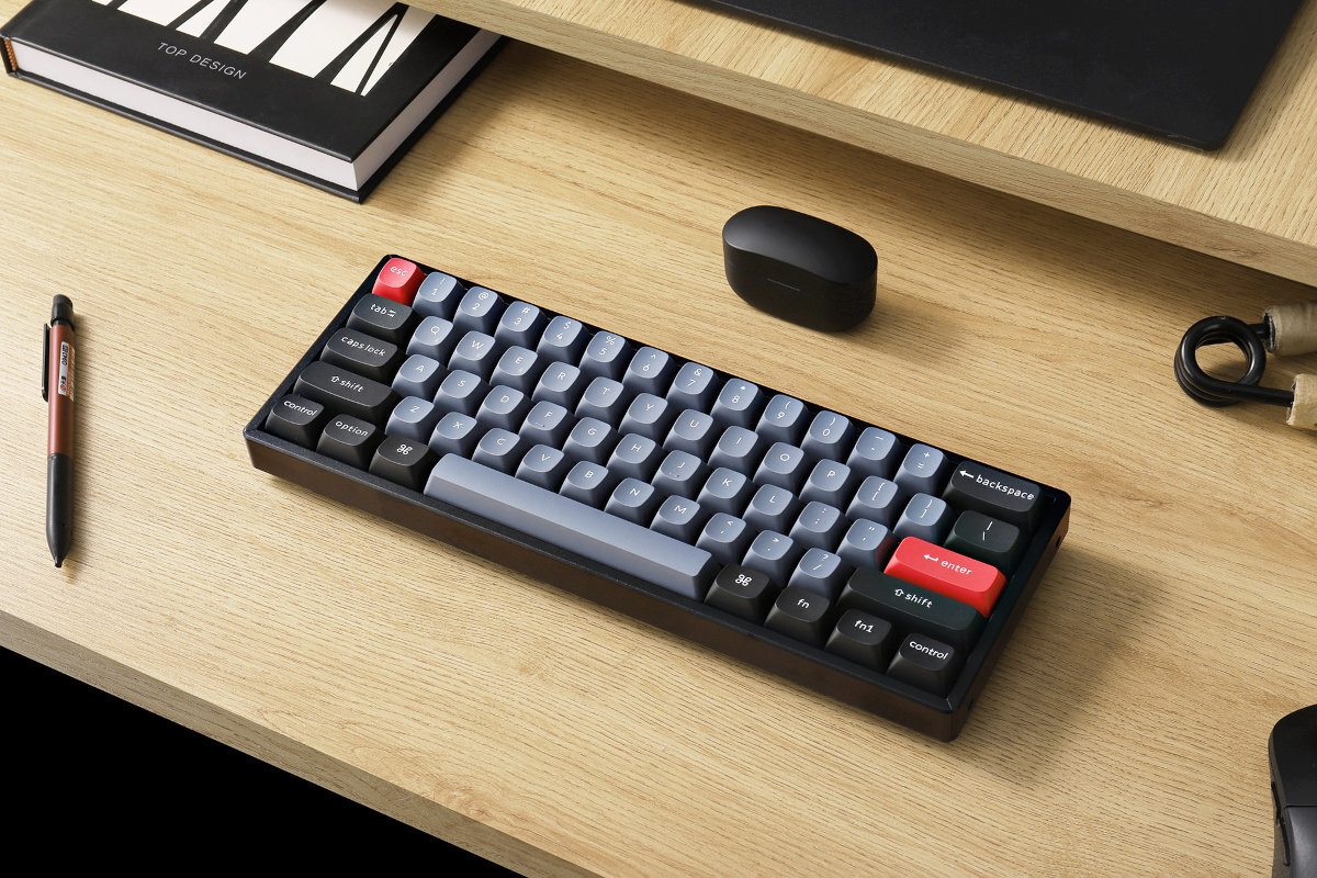KEYCHRON K12 Pro Keychron 12 Pro keycapy double-shot PBT profilu OSA (OEM z zaokrągleniem) odporne na ścieranie trzystopniowa regulacja nachylenia - klawiatura na drewaninym biurku