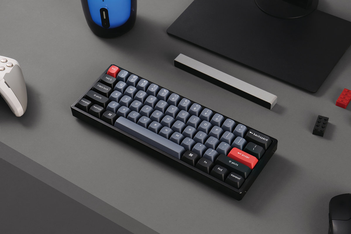 KEYCHRON K12 Pro podświetlenie RGB z ponad 22 trybami subtelnych efektów dynamiczne animacje wsparciu QMK i VIA - klawiatura na blacie obok gamepad