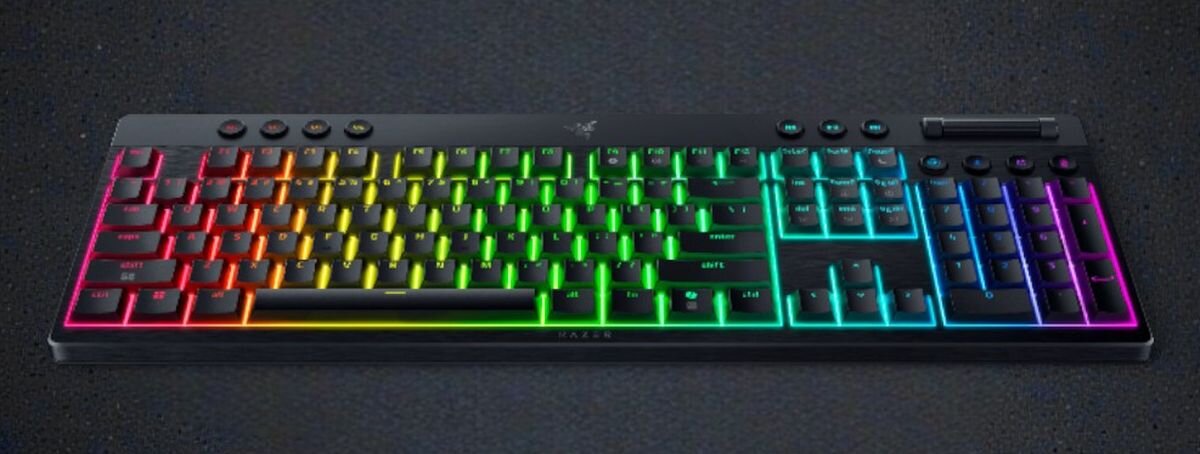 Klawiatura z podświetleniem RGB, z widocznymi klawiszami w różnych kolorach tęczy. Na obudowie znajduje się logo producenta.