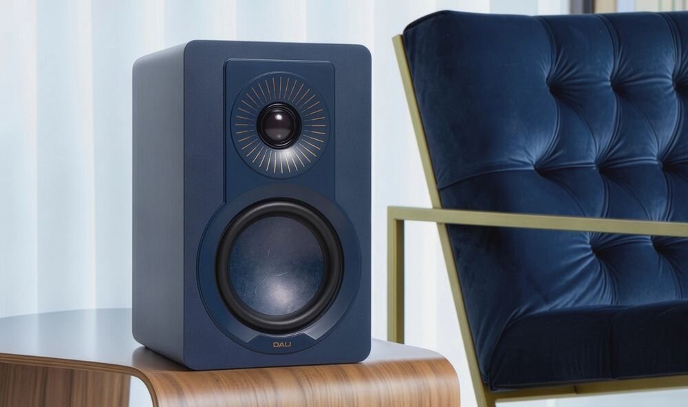 Kolumny głośnikowe DALI KUPID obudowa MDF stabilność dźwięku kontrola basu audio, kolumna stojąca na stoliku w pomieszczeniu