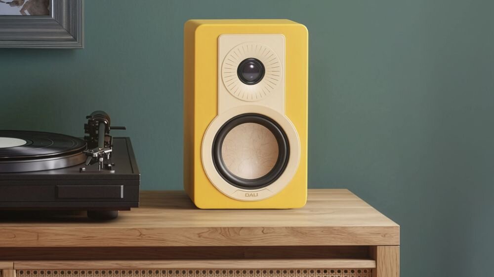 Kolumny głośnikowe DALI KUPID pasmo 63-25000 Hz detale dźwięk hi-fi audio, kolumna stojąca na komodzie w pomieszczeniu