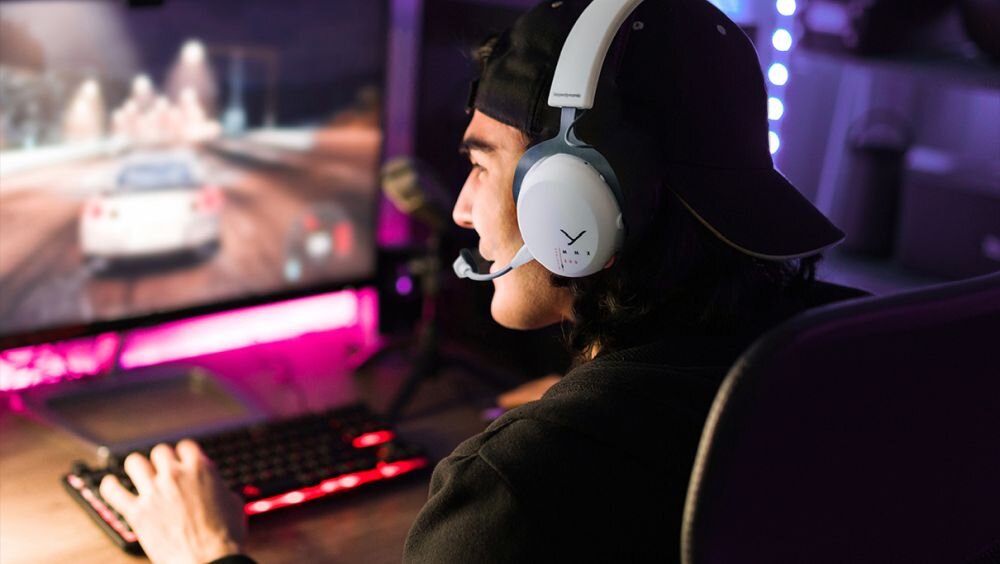 beyerdynamic MMX 200 lokalizacja gra sluchawki na zdjeciu czlowiek siedzacy przed komputerem