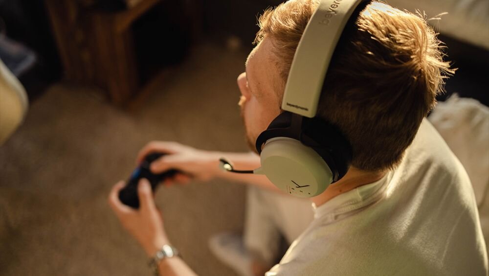 beyerdynamic MMX 200 sluchawki zalozone na glowie i granie na padzie wygoda noszenia pianka pamiec ksztalt