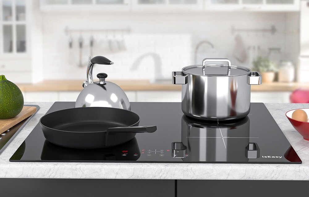 Płyta indukcyjna ISEASY LI4-20 Na płycie indukcyjnej stoją garnek i patelnia, tworząc scenę przygotowywania posiłku. W tle widać kuchenne wyposażenie i jasny blat