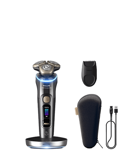 Golarka z akcesoriami - etui, trymerem do brody, podstawką ładującą, stacją czyszczącą i wkładem. Golarka z akcesoriami - etui, trymerem do brody, stacją czyszczącą i wkładem. Golarka leżąca w otwartym etui. Golarka z głowicą umieszczoną w stacji czyszczącej. Golarka umieszczona w stacji ładującej. Okrągły przezroczysty pojemnik z czarną nakrętk z niebieskim płynem w  środku.