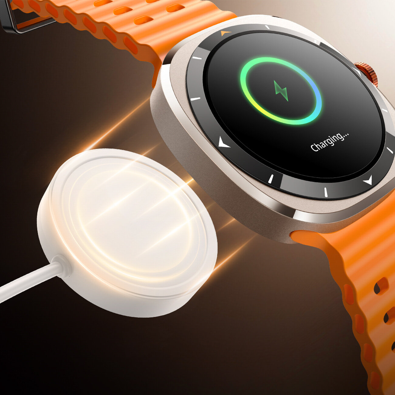 Smartwatch z pomarańczowym paskiem jest ładowany bezprzewodowo. Na ekranie widoczny jest napis \'Charging...\'.