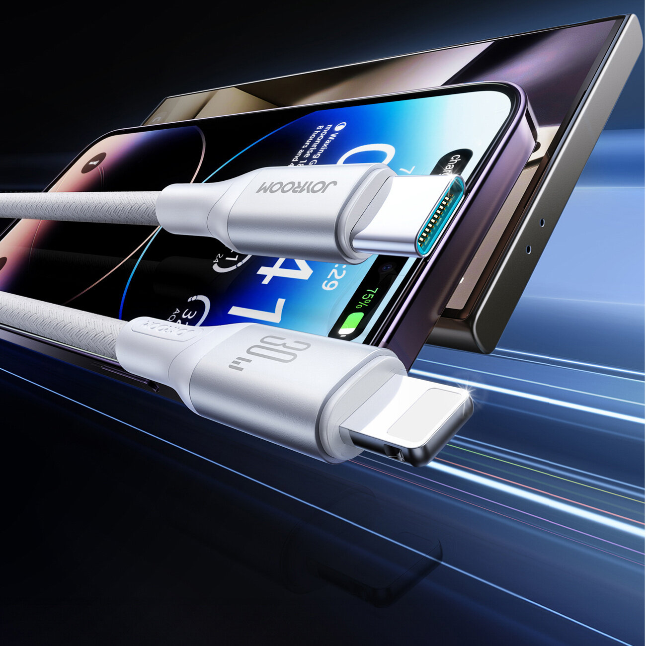 Na obrazie widoczny jest kabel USB-C - Lightning z oznaczeniem \'30W\' oraz logo \'JOYROOM\'. W tle znajduje się smartfon z wyświetlaczem pokazującym kolorowe ikony i teksty.