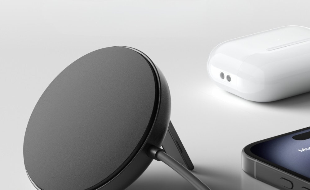 BELKIN BoostCharge Pro - ładowarka obok telefonu i słuchawek na jasnym tle