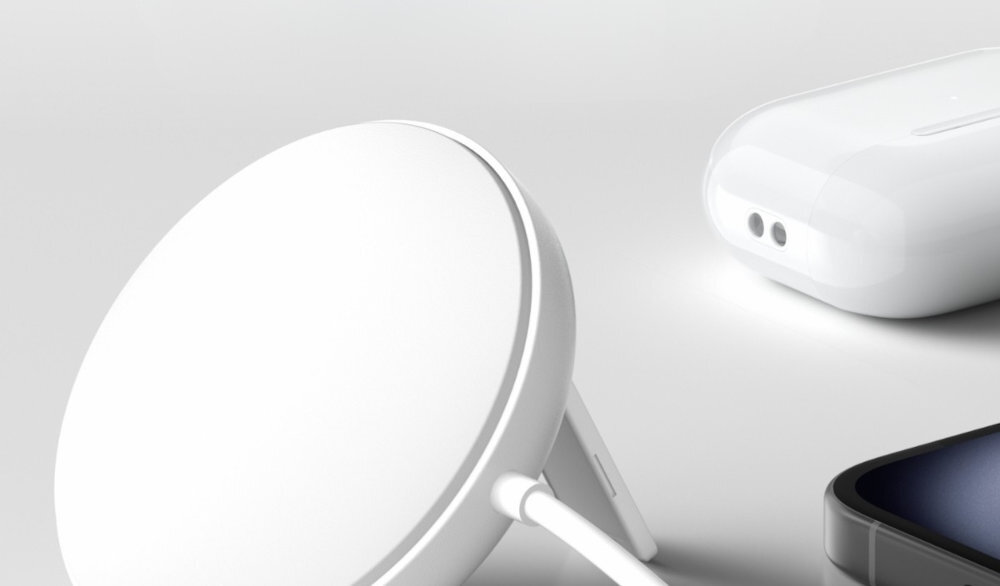 BELKIN BoostCharge Pro - ładowarka obok telefonu i słuchawek na jasnym tle