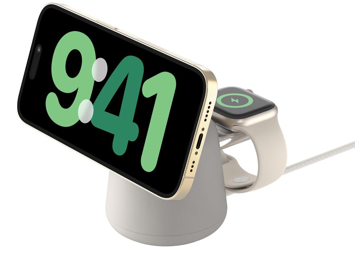 BELKIN 2w1 QI2 iPhone lub AirPods oraz Apple Watch równolegle - ładowarka pod kątem z smartfonem i zegarkiem na białym tle