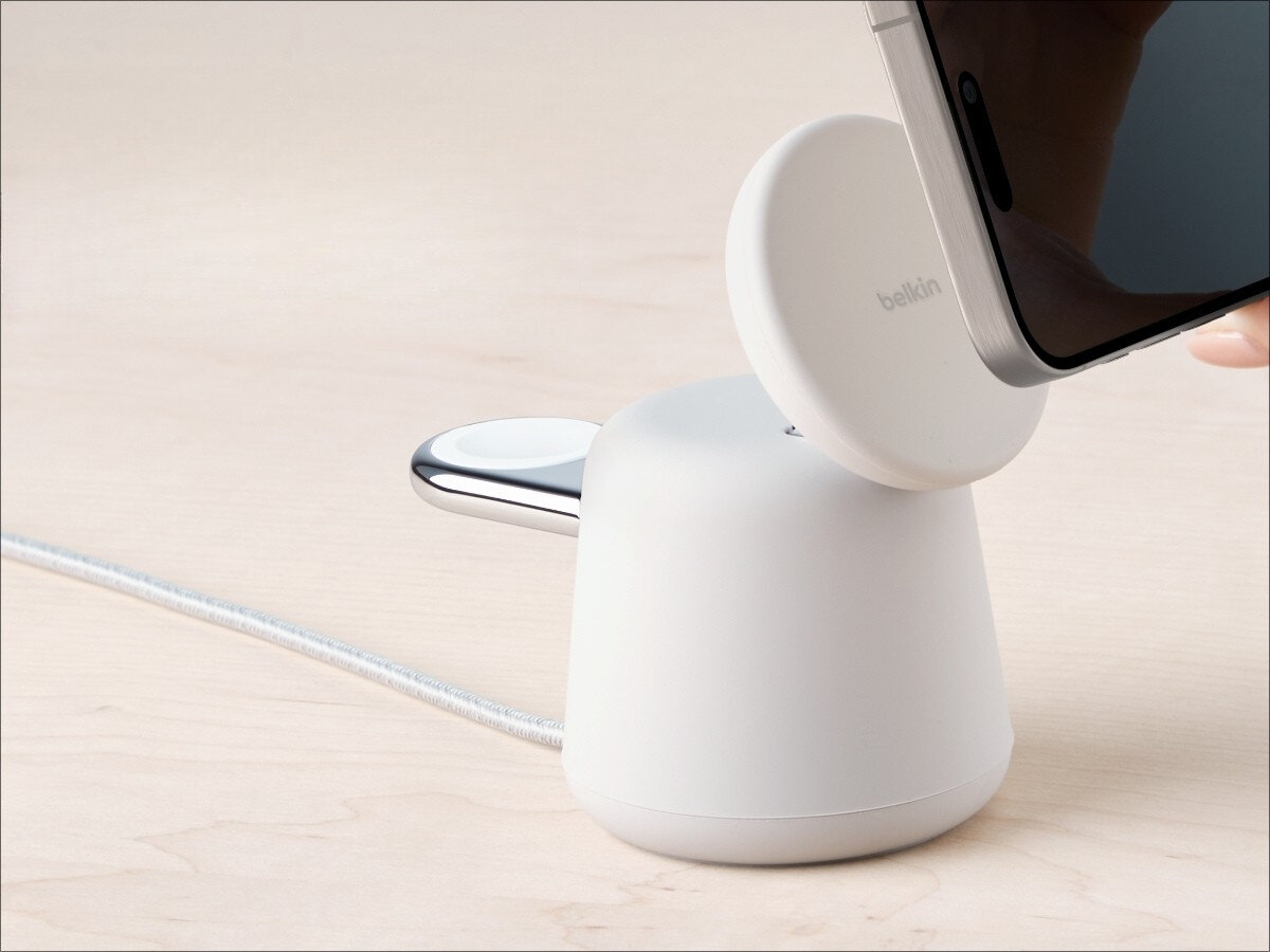 BELKIN 2w1 QI2 Regulacja w zakresie od 0° do 70° trybu StandBy iPhone zegara, ramki na zdjęcia lub panelu z widżetami - ładowarka na blacie, obok telefon