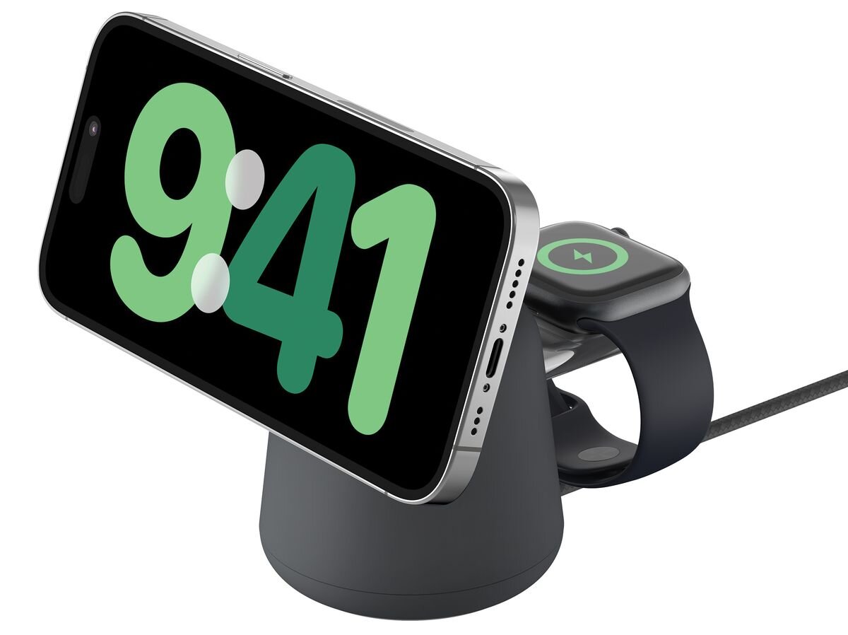 BELKIN 2w1 QI2 iPhone lub AirPods oraz Apple Watch równolegle - ładowarka pod kątem z smartfonem i zegarkiem na białym tle