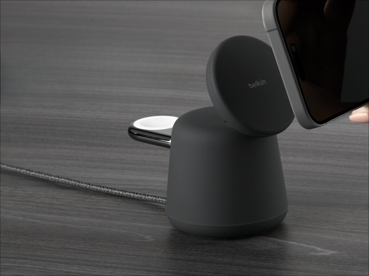 BELKIN 2w1 QI2 Regulacja w zakresie od 0° do 70° trybu StandBy iPhone zegara, ramki na zdjęcia lub panelu z widżetami - ładowarka na blacie, obok telefon