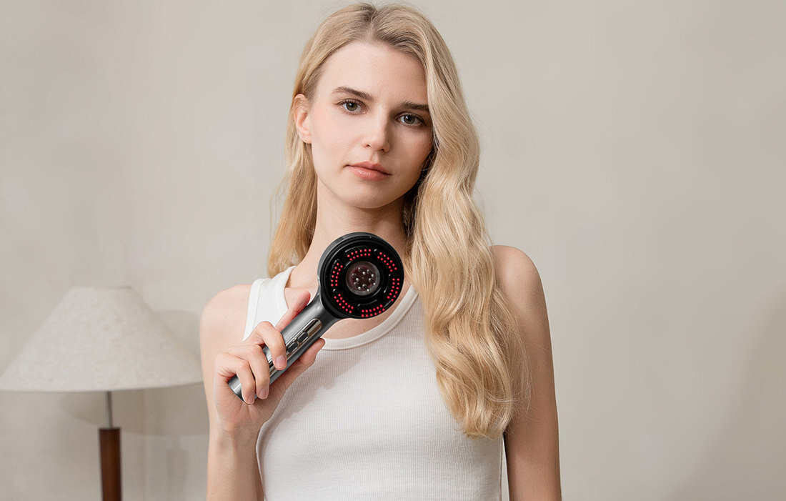 Masująca szczotka MEDIA-TECH Regenerating Hairbrush Massager MT6537 aplikator wcierki, fototerapia wygląd design prezentacja wizualizacja Pielęgnacja włosów i skóry