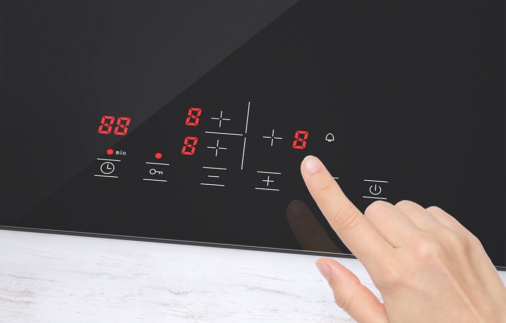 Płyta indukcyjna ISEASY LI3-17 Na płycie indukcyjnej stoją garnek i patelnia przygotowane do gotowania. Otoczenie kuchenne podkreśla jej prosty i uporządkowany wygląd 9 poziomów mocy timer 99 minut