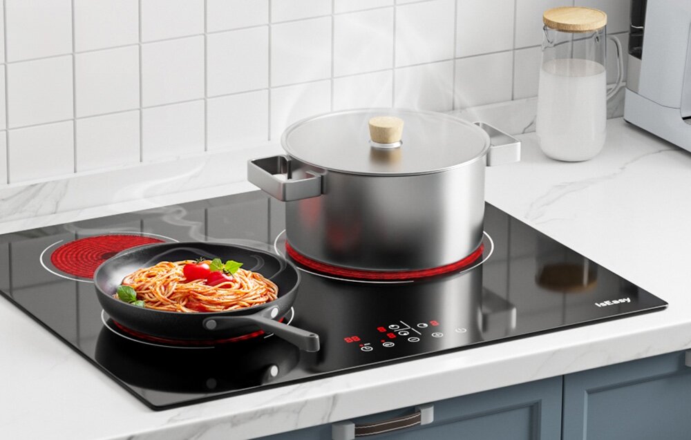 Płyta ceramiczna ISEASY LT3-22 Patelnia z makaronem oraz duży garnek stoją na dwóch rozgrzanych strefach, a z obu naczyń unosi się para. Panel sterowania widoczny na przodzie prezentuje aktywne ustawienia 9 poziomów mocy timer 99 minut