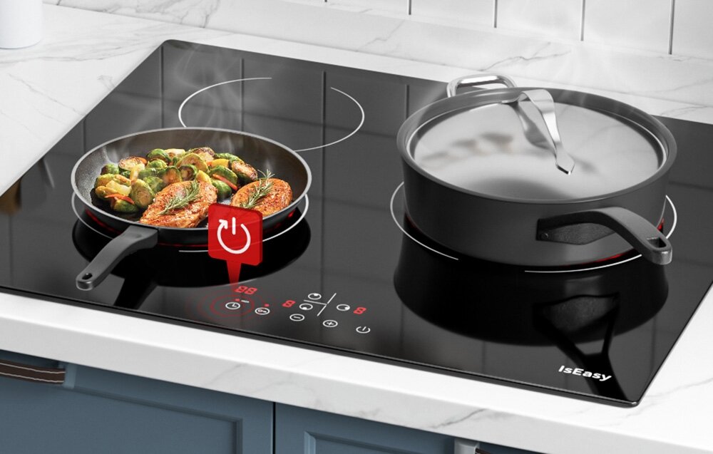 Płyta ceramiczna ISEASY LT3-22 Na płycie stoją patelnia z podsmażanymi warzywami i garnek z pokrywką, z którego unosi się para. Duża ikona wyświetla symbol włączania funkcji blokada zabezpieczenie przegrzanie wentylacja