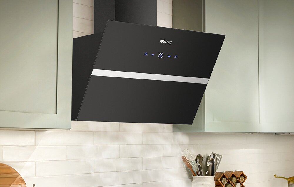Okap kuchenny ISEASY TV5290D4-CC-I2 Czarny okap ścienny prezentuje prosty, jednolity front z dotykowymi ikonami. Pod nim ustawiono akcesoria kuchenne, tworząc spójną aranżację