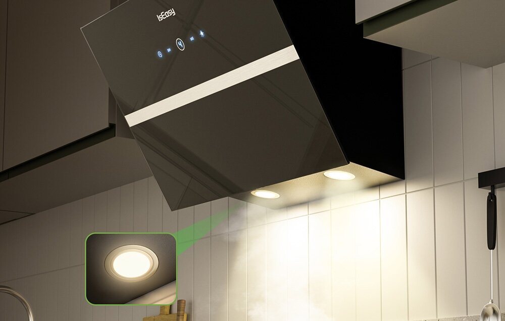 Okap kuchenny ISEASY TV5290D4-CC-I2 Zdjęcie pokazuje okap z włączonym oświetleniem, skierowanym bezpośrednio na powierzchnię gotowania. W rogu widnieje powiększenie lampy LED ukrytej w dolnej części urządzenia oświetlenie LED 3W okap kuchenny