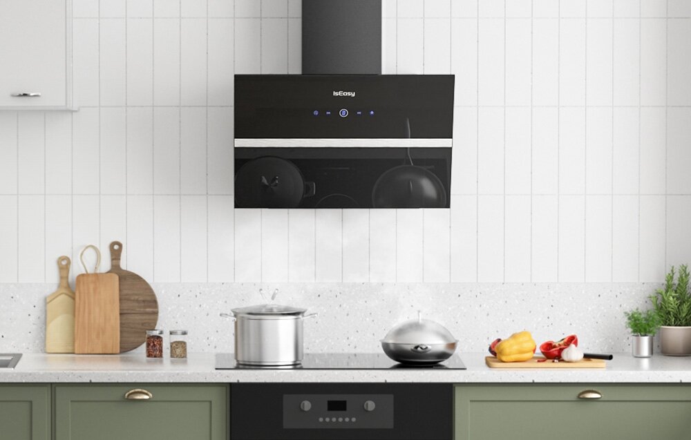 Okap kuchenny ISEASY TV5290D4-CC-I2 Okap zamontowany nad płytą grzewczą odprowadza unoszącą się parę z gotującego się garnka. Blat zdobią deski do krojenia, zioła oraz kolorowe warzywa panel dotykowy timer wyłączenia sterowanie