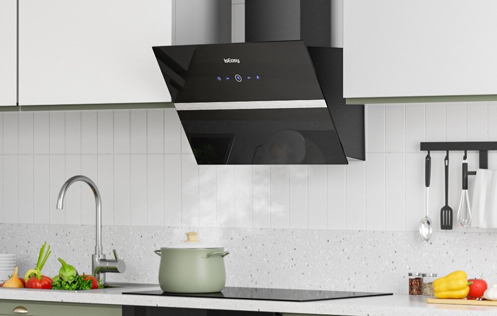 Okap kuchenny ISEASY TV5290D4-CC-I2 W jasnej kuchni okap unosi parę znad gotującego się zielonego garnka. Wokół ustawiono warzywa i przybory kuchenne, tworząc domowy klimat filtr aluminiowy zmywarka trwałość