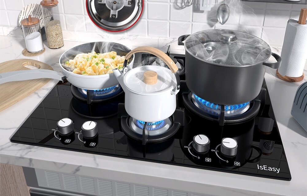 Płyta gazowa ISEASY MGBG-654A Na trzech palnikach podgrzewane są jednocześnie różne naczynia, a unosząca się para podkreśla intensywne gotowanie. Panel szklany odbija światło, eksponując stabilne ruszty i pokrętła